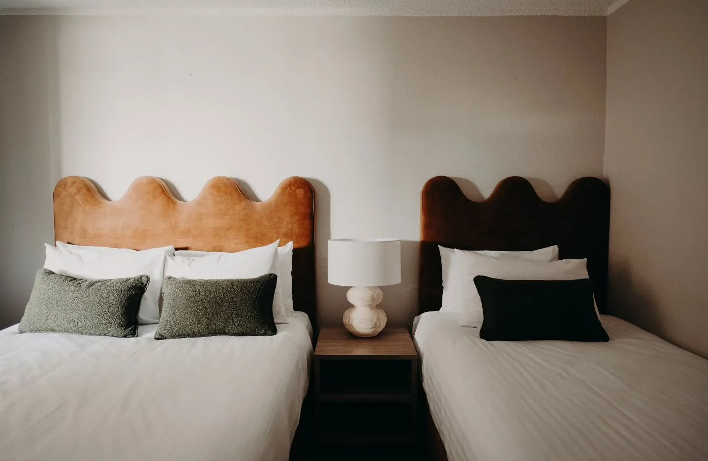 A great space to spend the weekend. Beautiful materials and textures. We love how everything came together. 
.
.
#schlagerarchitects #sadesigncollective #holidayvibes #weekend #design