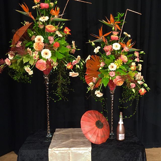 That sunny #fridaynight feeling #floralcocktails #cocktails #cocktailflowers #sundowners #flowerarranging #floraldesign #floralart by #arnaudmetairie @ #frenchtouchfloristry based in #winchcombe in the #cotsworlds near #cheltenham #gloucestershire #e