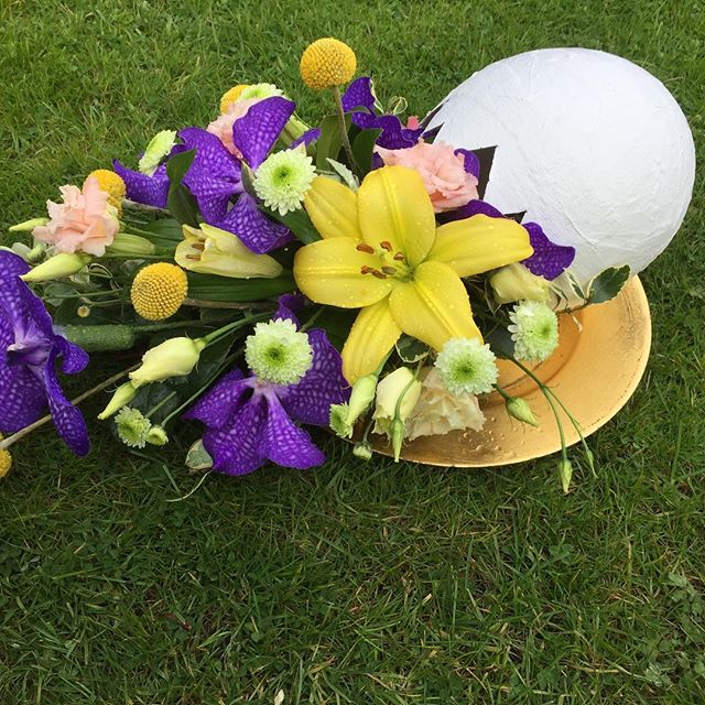 It&rsquo;s going to be a cracking #easter #eastereggs #easterflowers #floralart #floralarrangement #gorgeousflowers #arnaudmetairie #frenchtouchfloristry #winchcombe