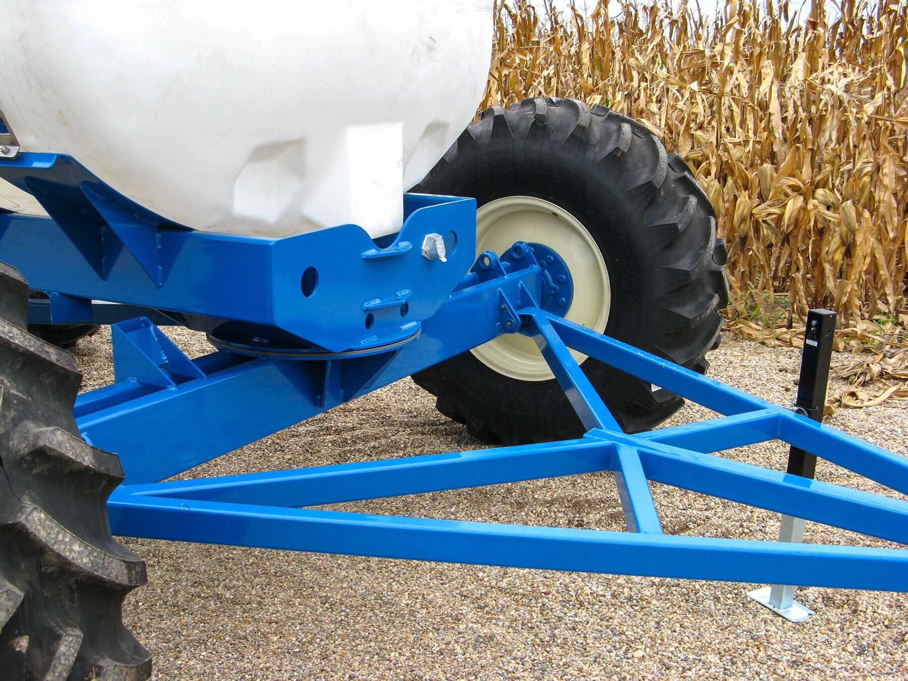 PrecFab_FertCart_Kinze-Detail2_web.jpg