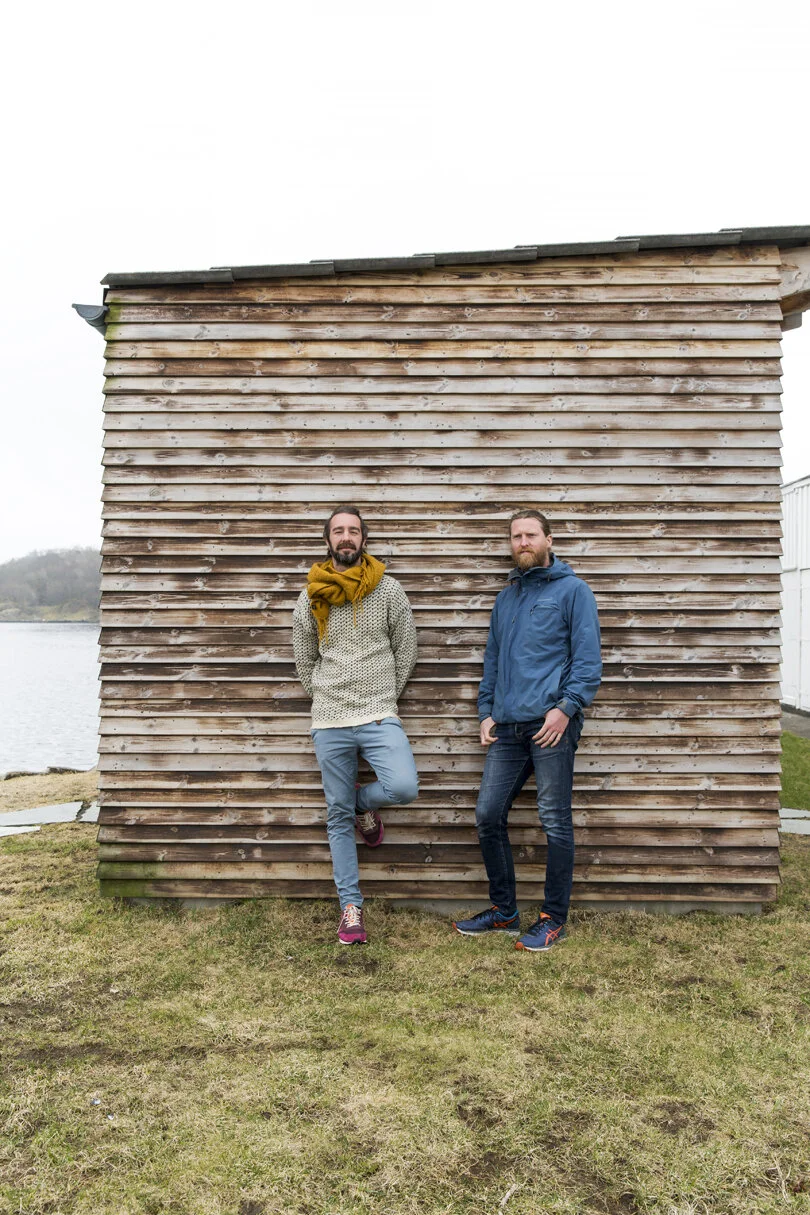 FELLESSKAP Jan Gunnar Skjeldsøy (t.v.) og Anders Eik Pilskog flyttet fra Oslo til Farsund og etablerte Stiv kullings Farsund-kontor. De har begge forkjærlighet for naturen og stedet de arbeider. Ved siden av badstuen har de tegnet hytter, eneboliger…