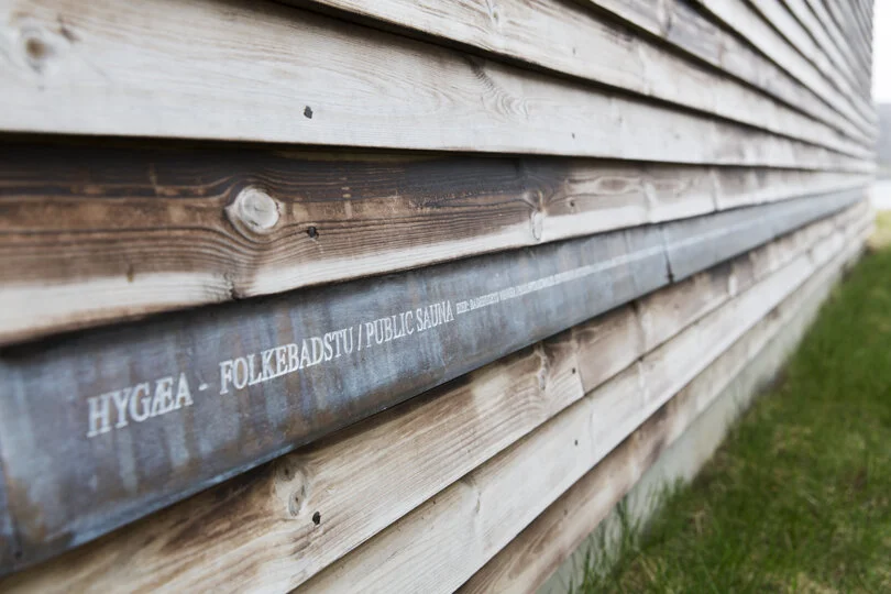 TAKKNEMLIG En plakett er lagt inn som et panelbord på den ene siden som en hedersmarkering med oppramsing av alle de frivillige som har vært med på å realisere prosjektet.