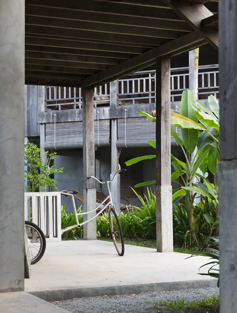 BREEZE In this tropical climate it is important with lots of airy space in the shadow and underneath a roof during rainy seasons. Huge bamboo blinds on the house in the background have aged together with the house. An old bicycle is decorative as we…