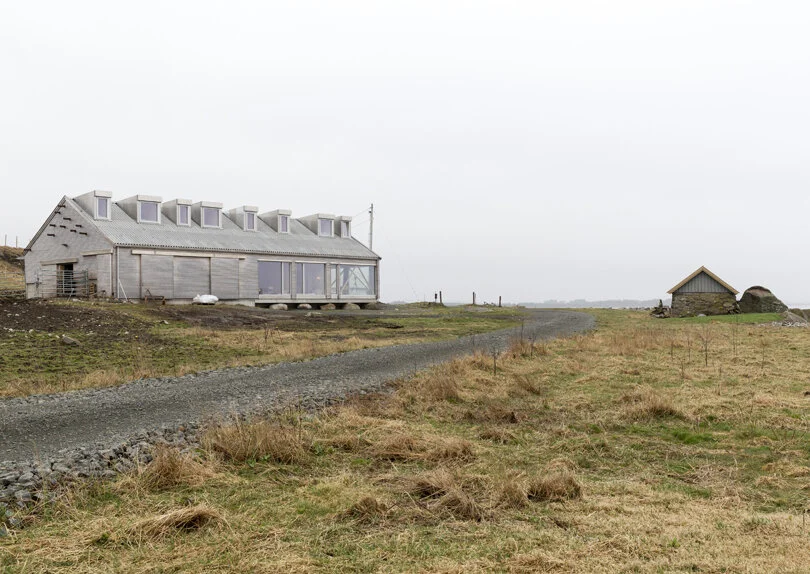 I langhuset ligger du vegg i vegg med bondens kuer