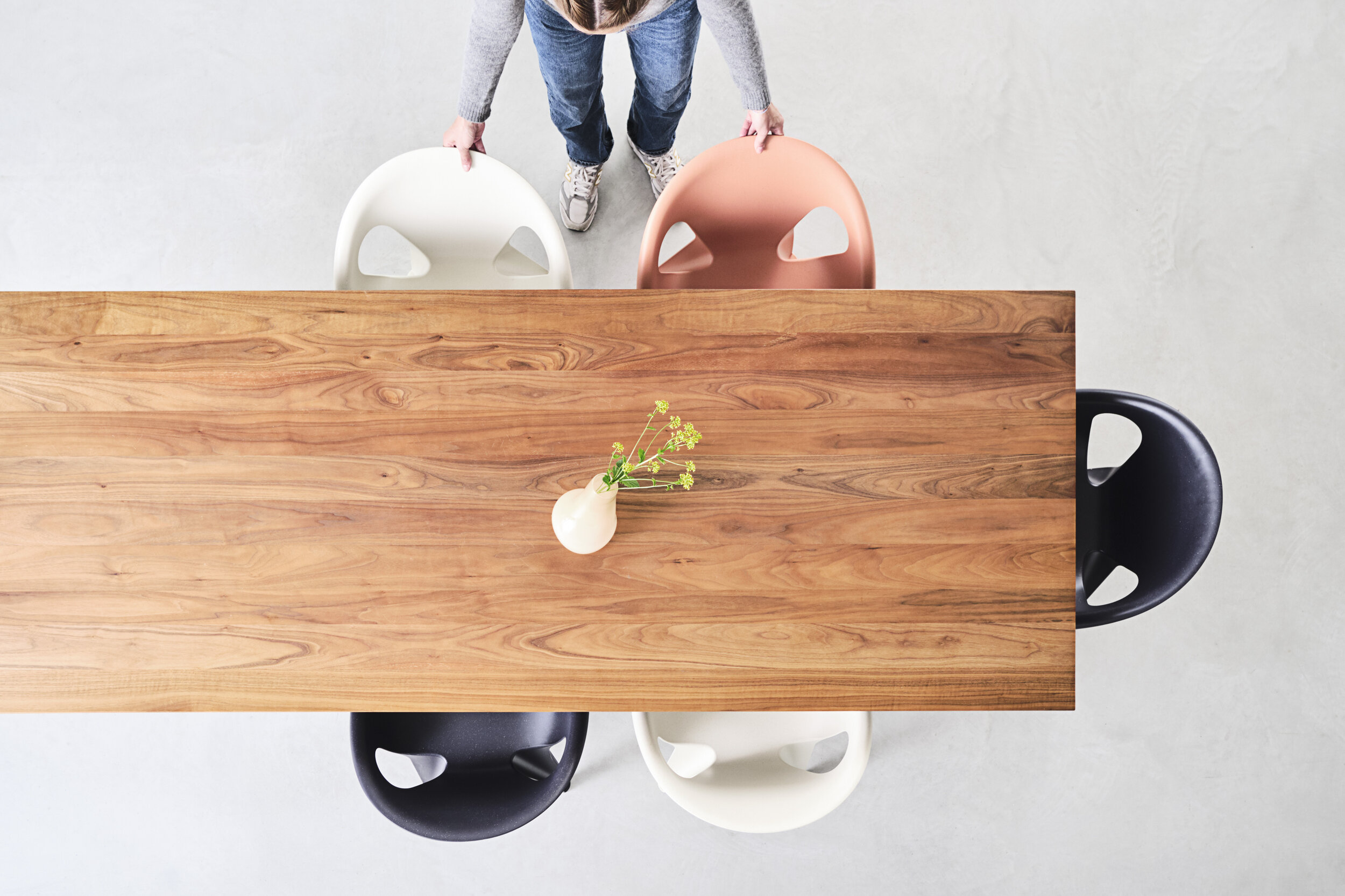 Konstantin Grcics Bell Chair veier 2,8 kilo og produseres på et minutt. 