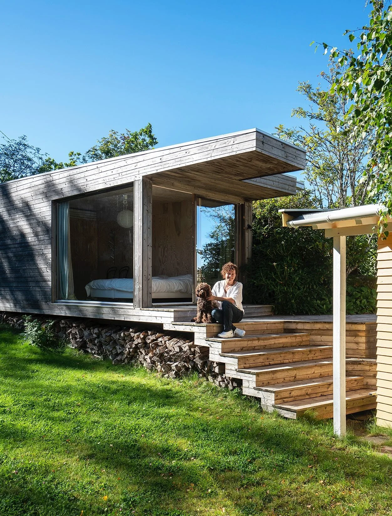 Is it possible to be more humble as an architect? 

When architect Cecilie Wille from @morfeusarkitekter bought her summer cottage, she hid the modern extension at the back, concealed from view.

&ndash; Three bedrooms were needed. This triggered an 