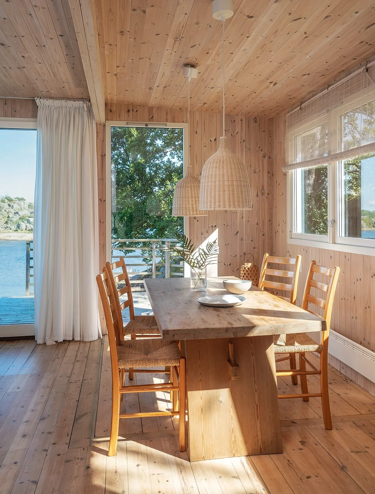 How to create imperceptible change 

When you arrive at the yellow Tj&oslash;me cabin, it is as if time has stood still. 

- The first thing we did was tear down walls to open up the living room. The floor was sanded, and the kitchen was upgraded, sa