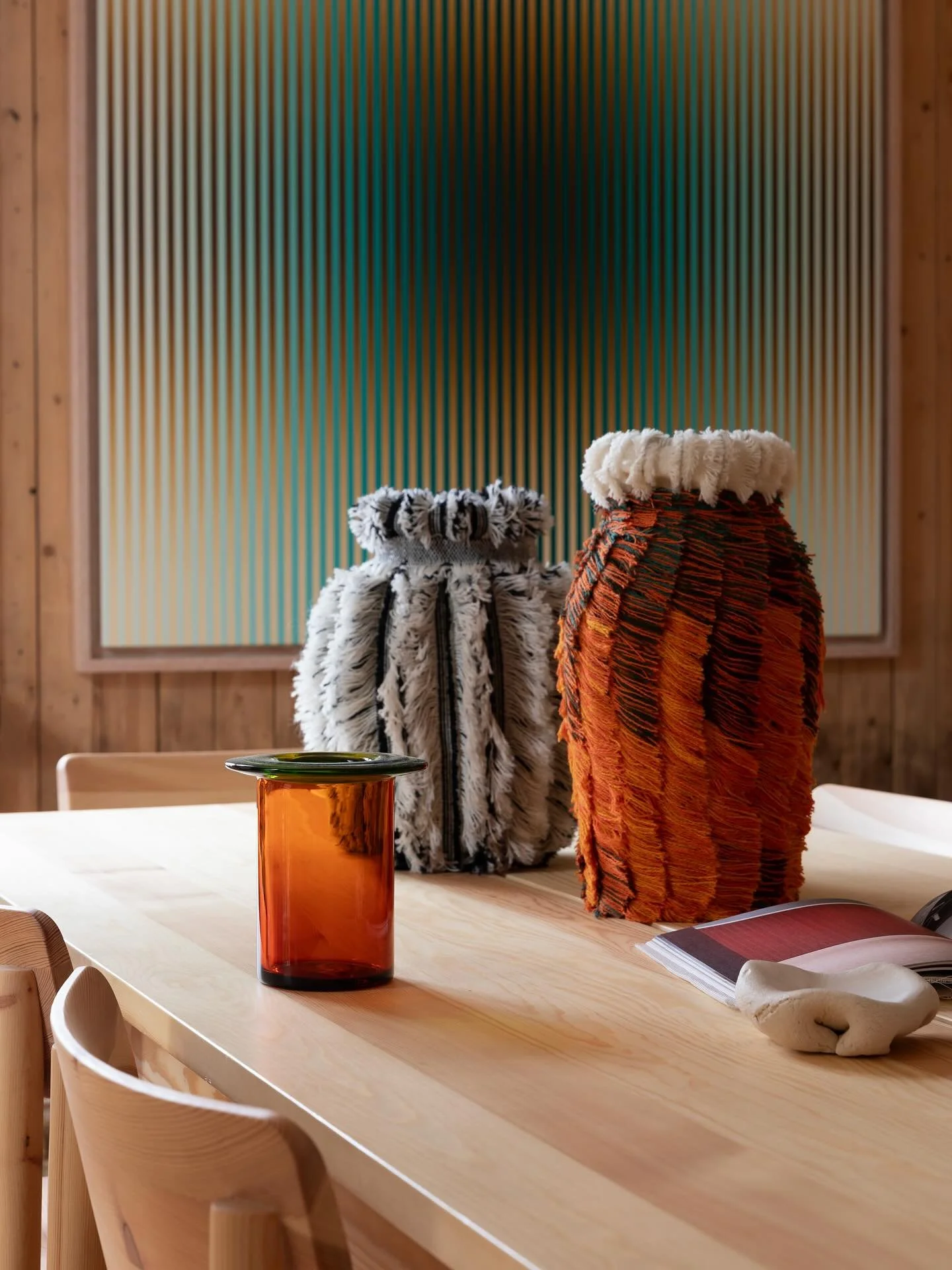 Do you like to be inspired? 

In a classic 19th-century apartment building in Vika, Oslo, @kirstenvisdal and @perolavsolvberg had worked with the rough surfaces of artist's @paulhellsegg studio and workshop, creating a cosy oasis where visitors felt 