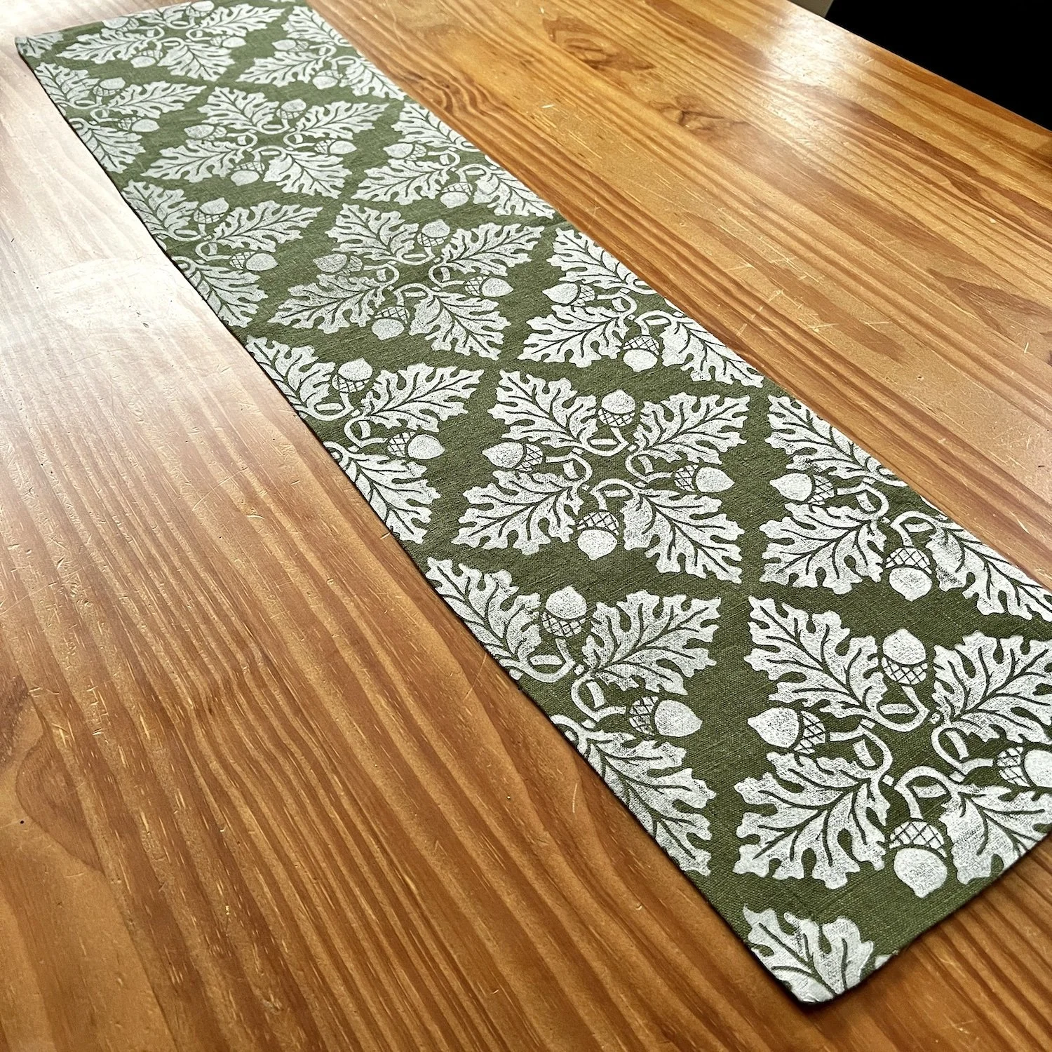 mini-runner-oak-acorn-linen-white-4.jpg