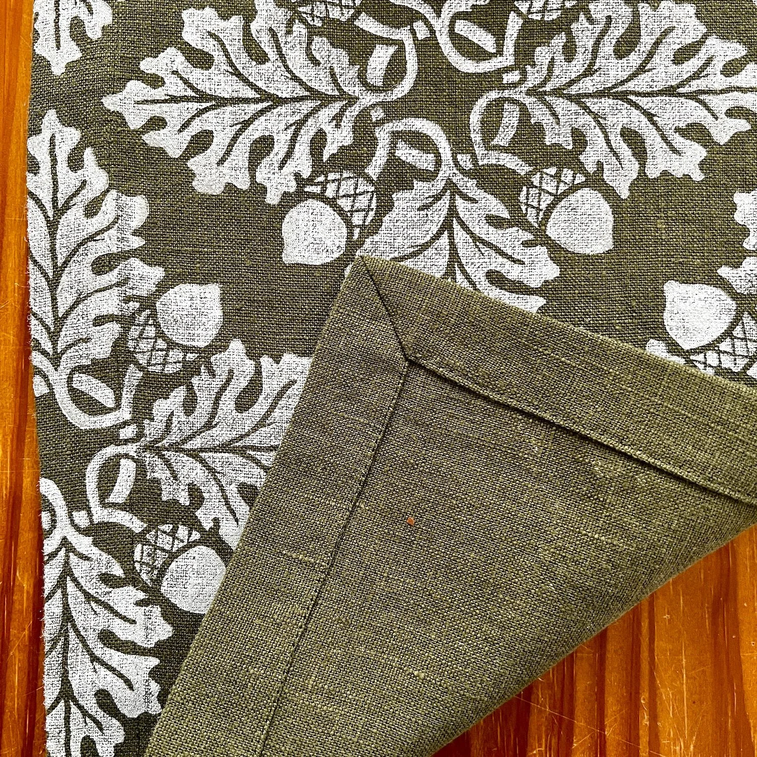 mini-runner-oak-acorn-linen-white-2.jpg