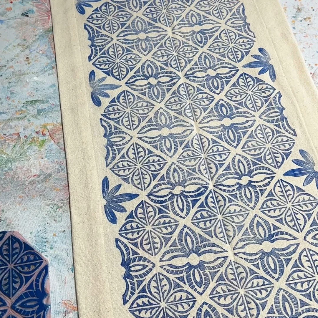 Really like how osnaburg cotton absorbs the ink.

.
.
.
#handprinted #blockprint #blockprintfabric #osnaburg #printmaking #tablerunners #cityofoaks #raleighnc #refinedrustic