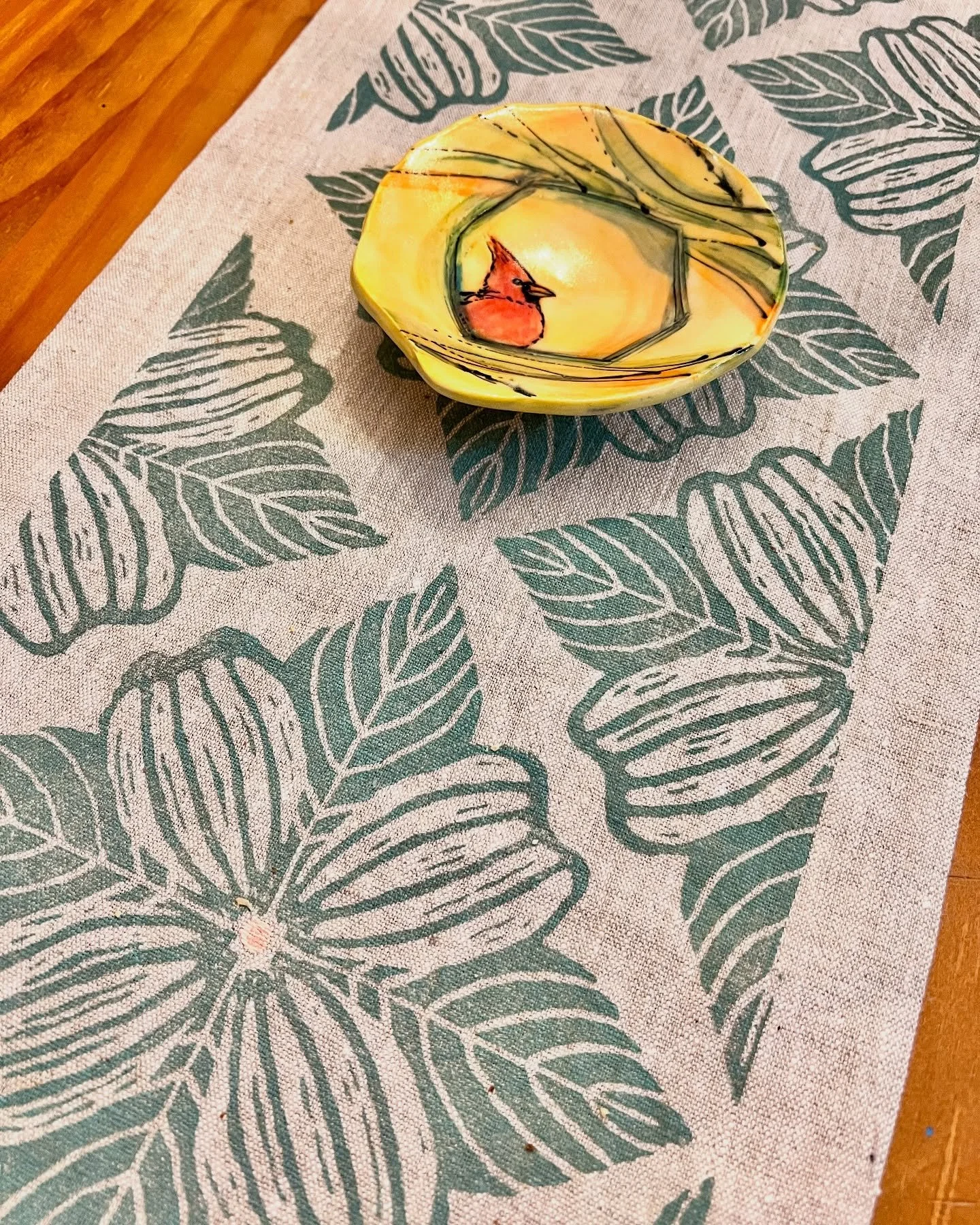 Our state flower and bird. I got to meet one of my favorite porcelain artists this weekend. @lshaman.22 demoed her technique @cedar_creek_gallery and the whole experience was delightful. Had to treat myself to this little cardinal bowl. 
.
.
#handpri