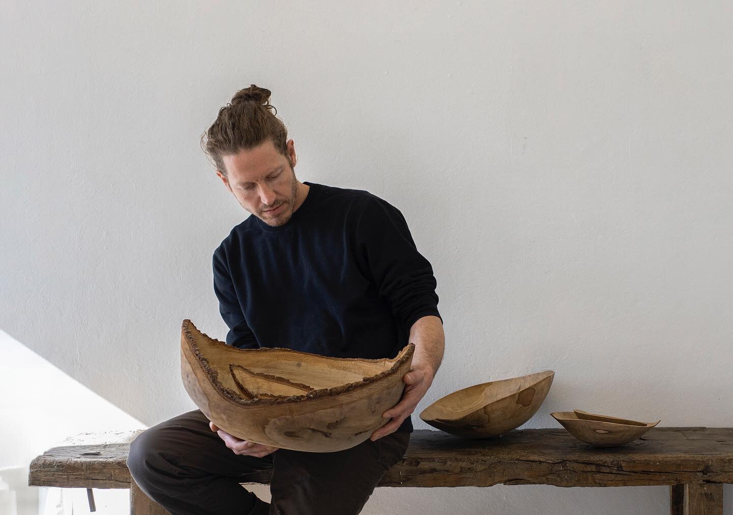 I have to thank my wife @anhelikalebedeva for this portrait she took while I was arranging a quick photo set last week. I have dedicated my winter entirely to a new production of oak bowls and I hope I will be able to publish something new as soon as