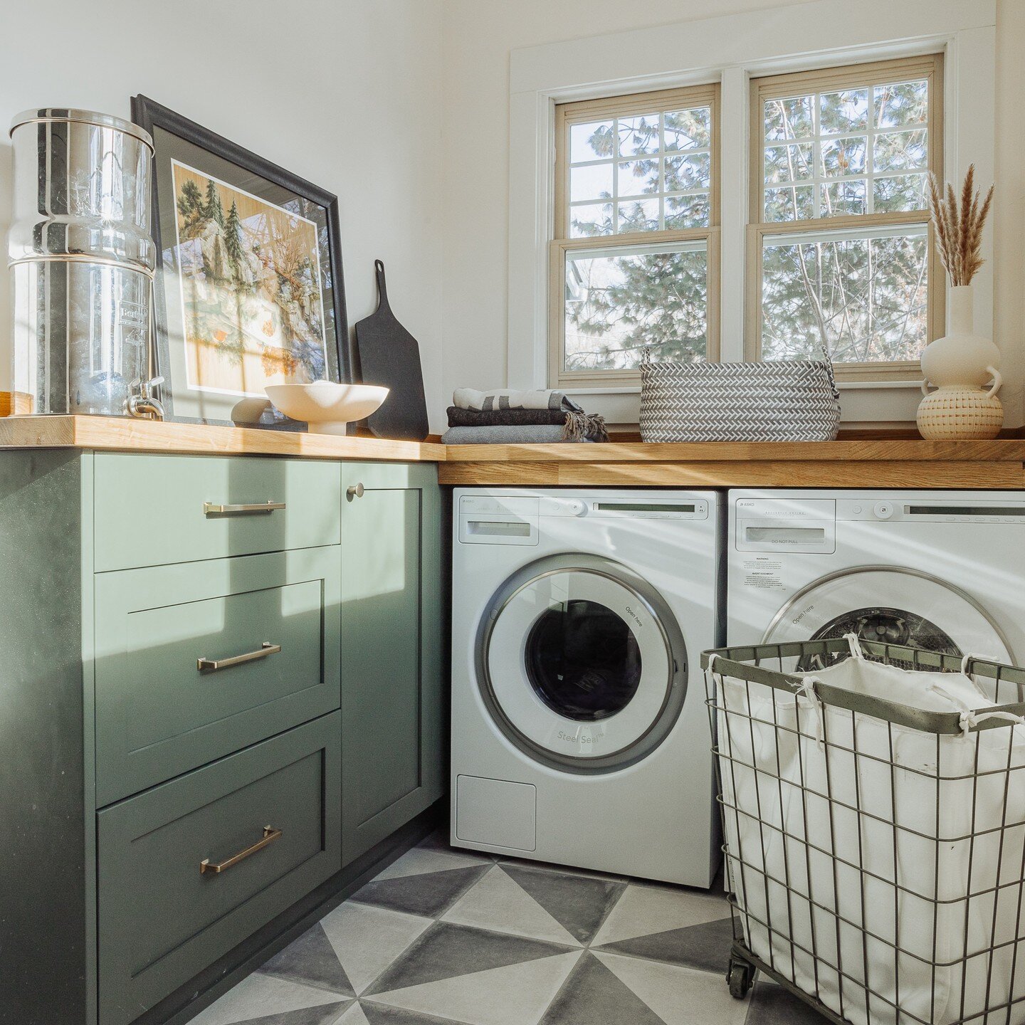 This was once a catch-all storage space, so we moved the washer/dryer up from the basement. Who wouldn't want to do laundry here in this sunny, happy spot? Swipe to see the cute stair risers and the before.

Photo by: @gallivancreative

#bendremodel 
