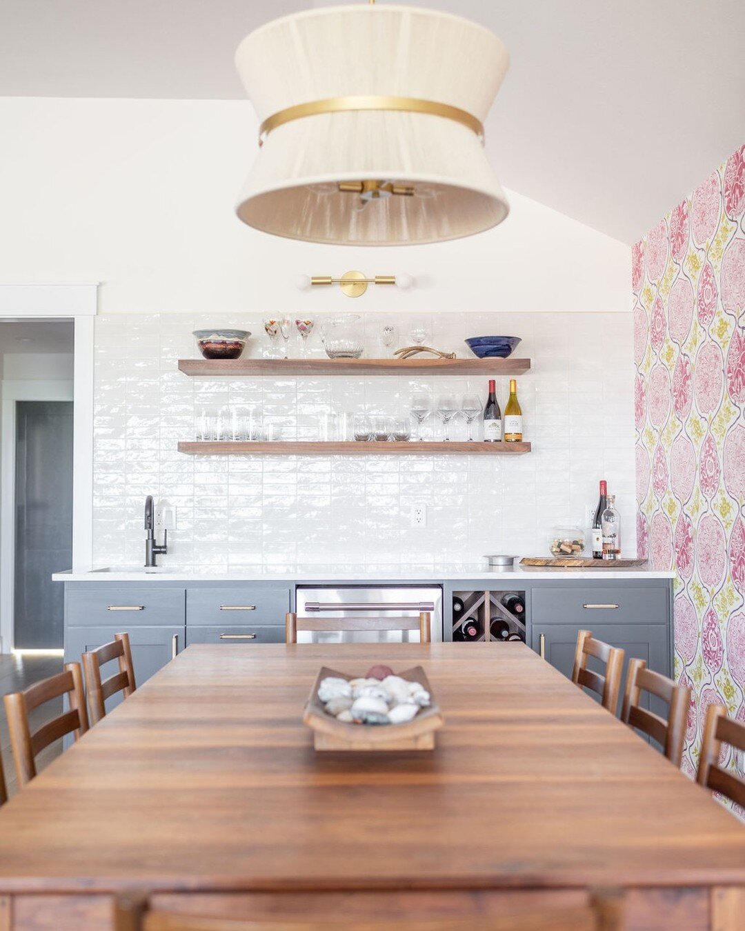 I'd gladly sit down here for dinner or a glass of wine. This remodeled dining room has the benefit of a bar within reach. #bendinteriordesign #bendremodel #bendhomes