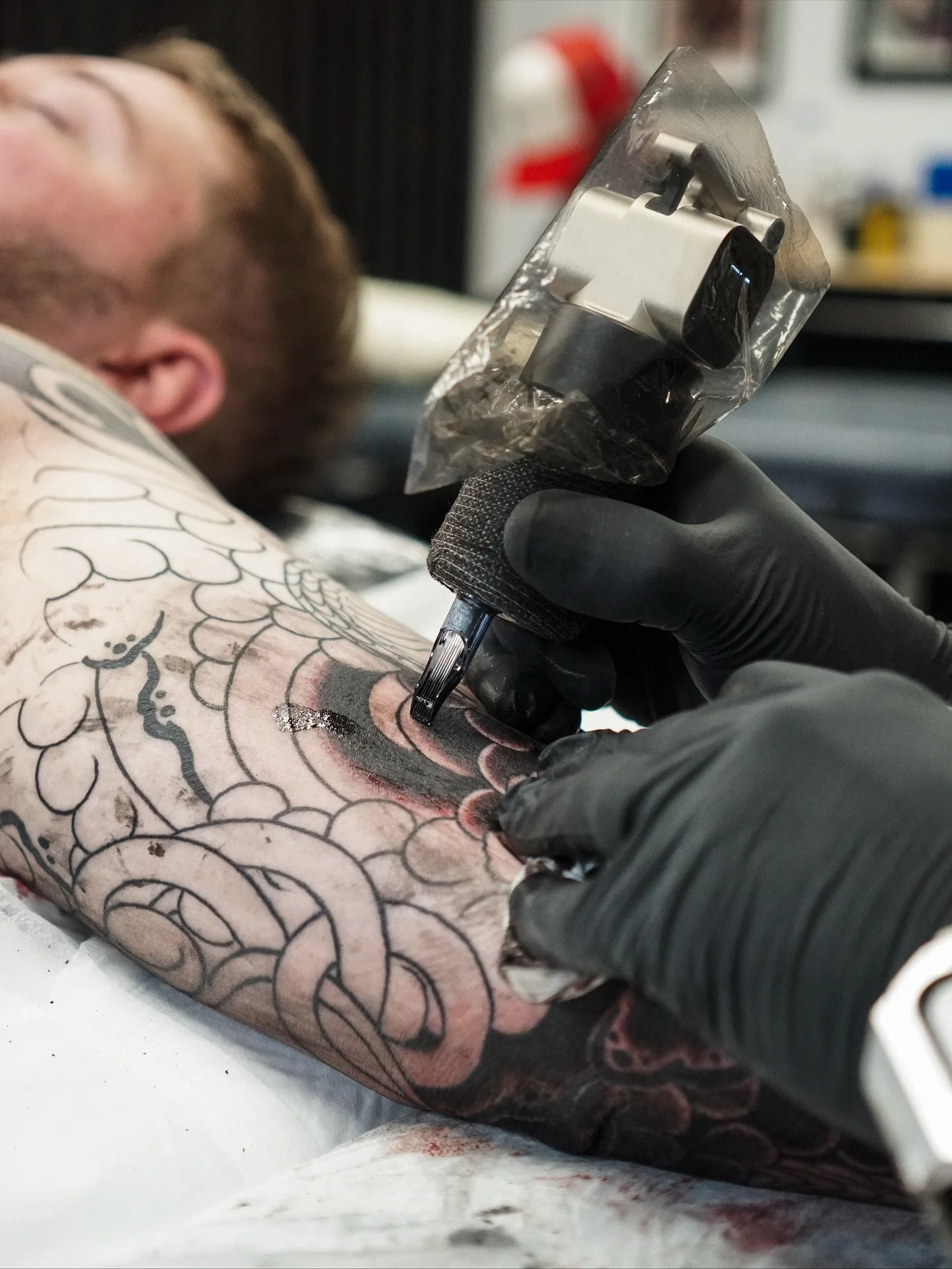 Good catching up with @ryanussher while he packed some serious background into this hannya and snake sleeve. Running the new @lotusneedles cartridge magnums. Solid blacks, buttery blends, and gradients smoother than apple pie.

🪷CARTRIDGES AVAILABLE