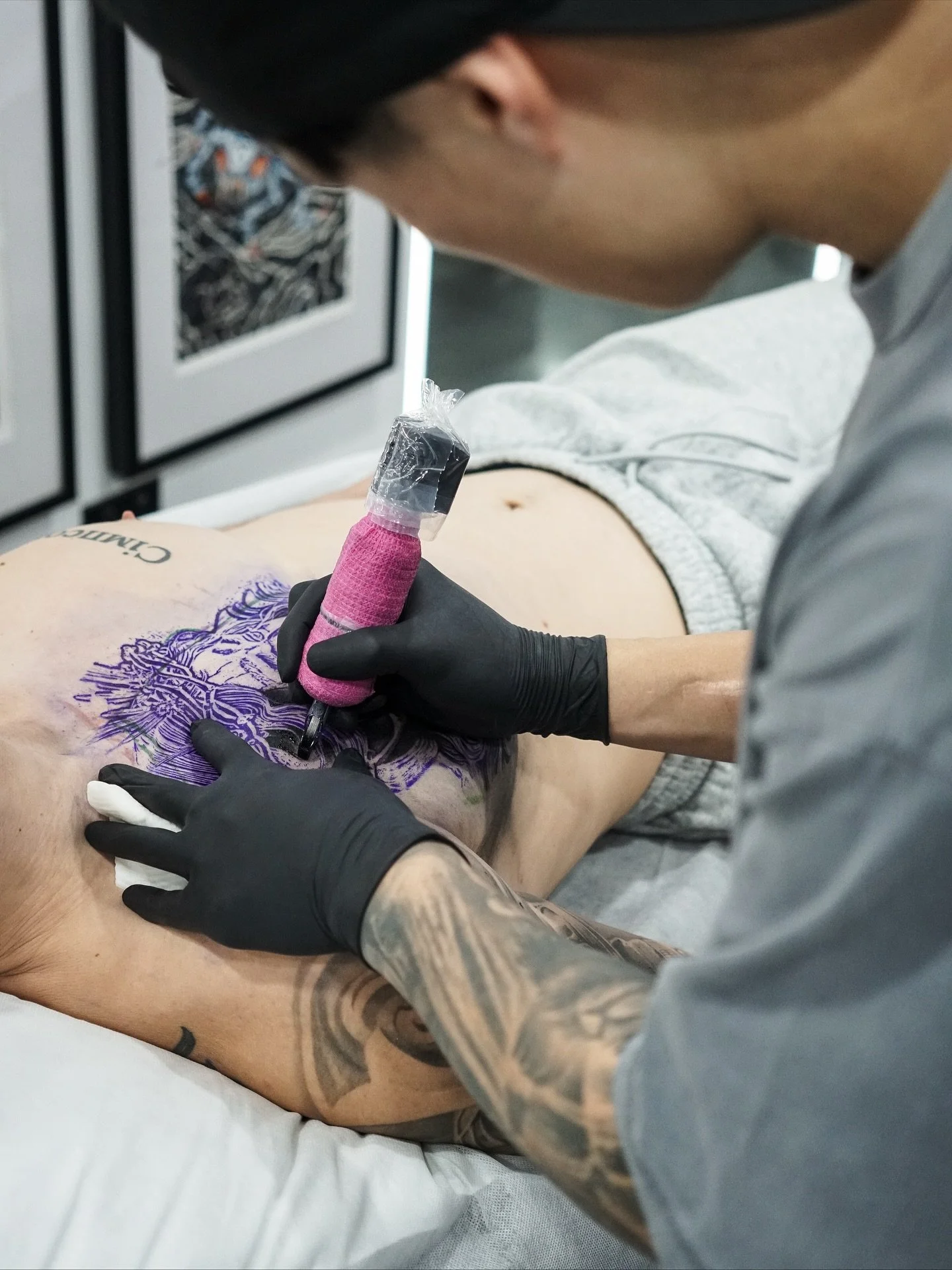 We had the pleasure of watching Harley aka @amazhang_ink in action, crafting another flawless, illustrative realism piece. Crisp tones, seamless blends, and smooth transitions. All powered by @lotusneedles magnums. Always inspiring to see this kind o