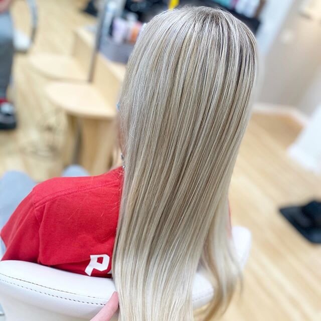 Beautiful blonde highlights from our talented stylist Rachel! ☀️🏖🌴
#beauty #beautybar #blonde #hair #toledo #youwilldobetterintoledo