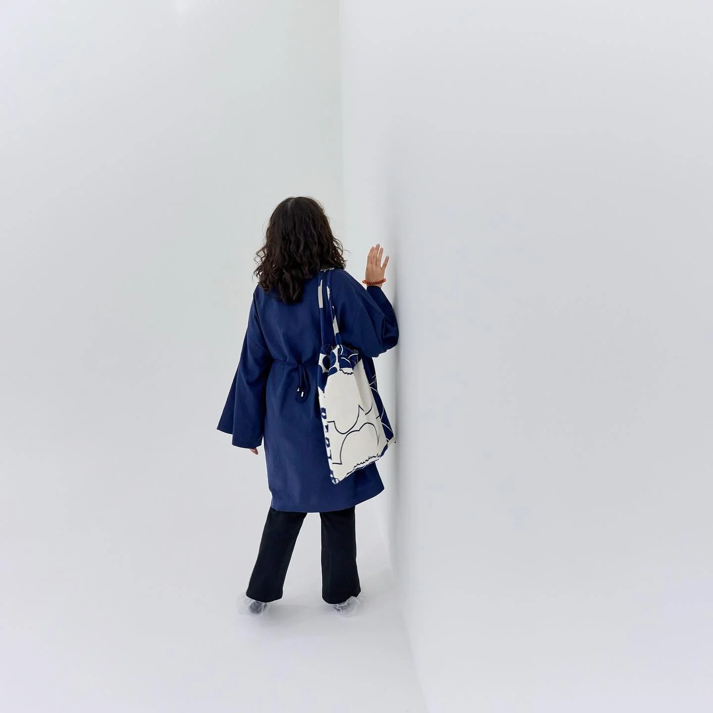 License to Breathe is a poetic performance by Tangmo Ladapha, inspired by her reflections on Family Comes First, an anthology by Narisapongse Rakwattananont. Through fragments of memory and routine, actions rise and repeat, forming an intimate and in