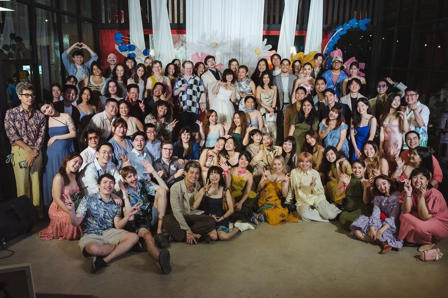 ต้องยอมรับว่า ผ่านงานแต่งมาตั้งแต่เดือน 7 ยังไม่ได้ดูรูปเท่าไหร่ 
จำได้ว่า พยายามเรียกแขกมาร่วมถ่ายรูปหมู่ เลยไปไล่หามาลงเป็นที่ระลึกหน่อย 

ถ้าย้อนเวลากลับไปได้ จะรีบหยิบคอกเทลให้ทันสักแก้ว มีแต่คนบอกว่าอร่อย