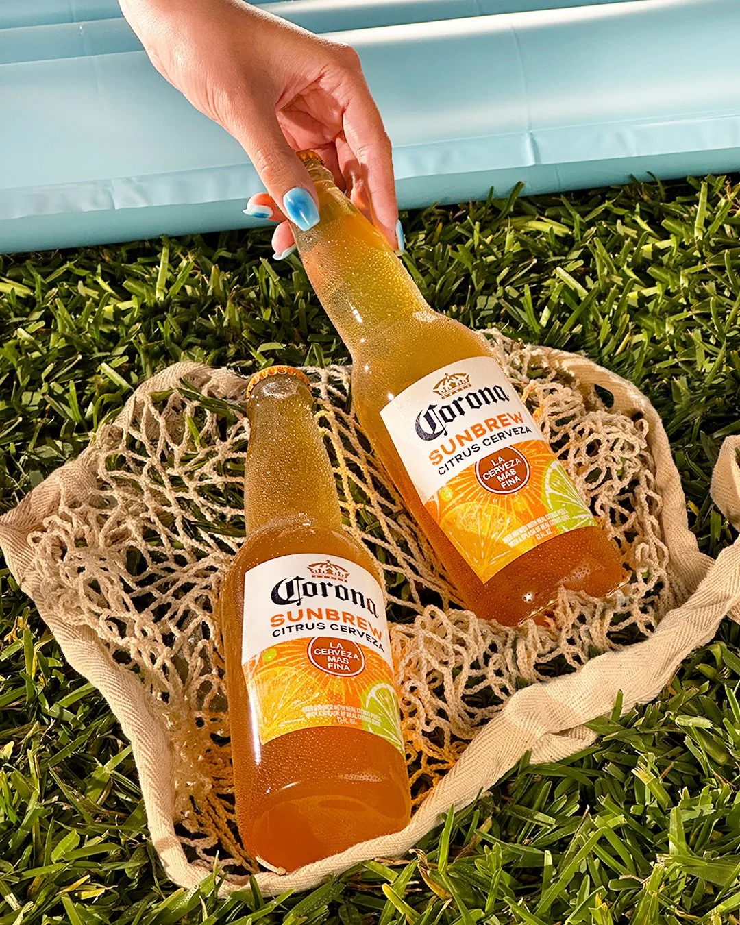 cb0005-02_CoronaSunbrew_Dating_4.23_Staycation-Bottles.jpg
