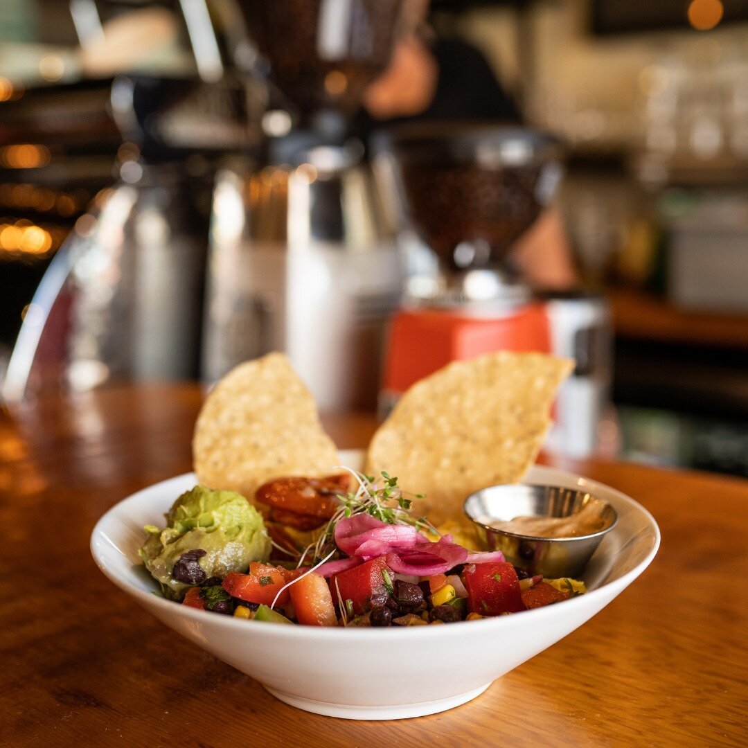 Fresh, crunchy, colourful &mdash; our Ranchero Bowl is the best of everything 🥑 

House-made black bean patties, two scrambled eggs, avocado
smash, roasted tomato, jalape&ntilde;o jack cheese, Southwest corn salsa,
chipotle crema, pickled onion, mic