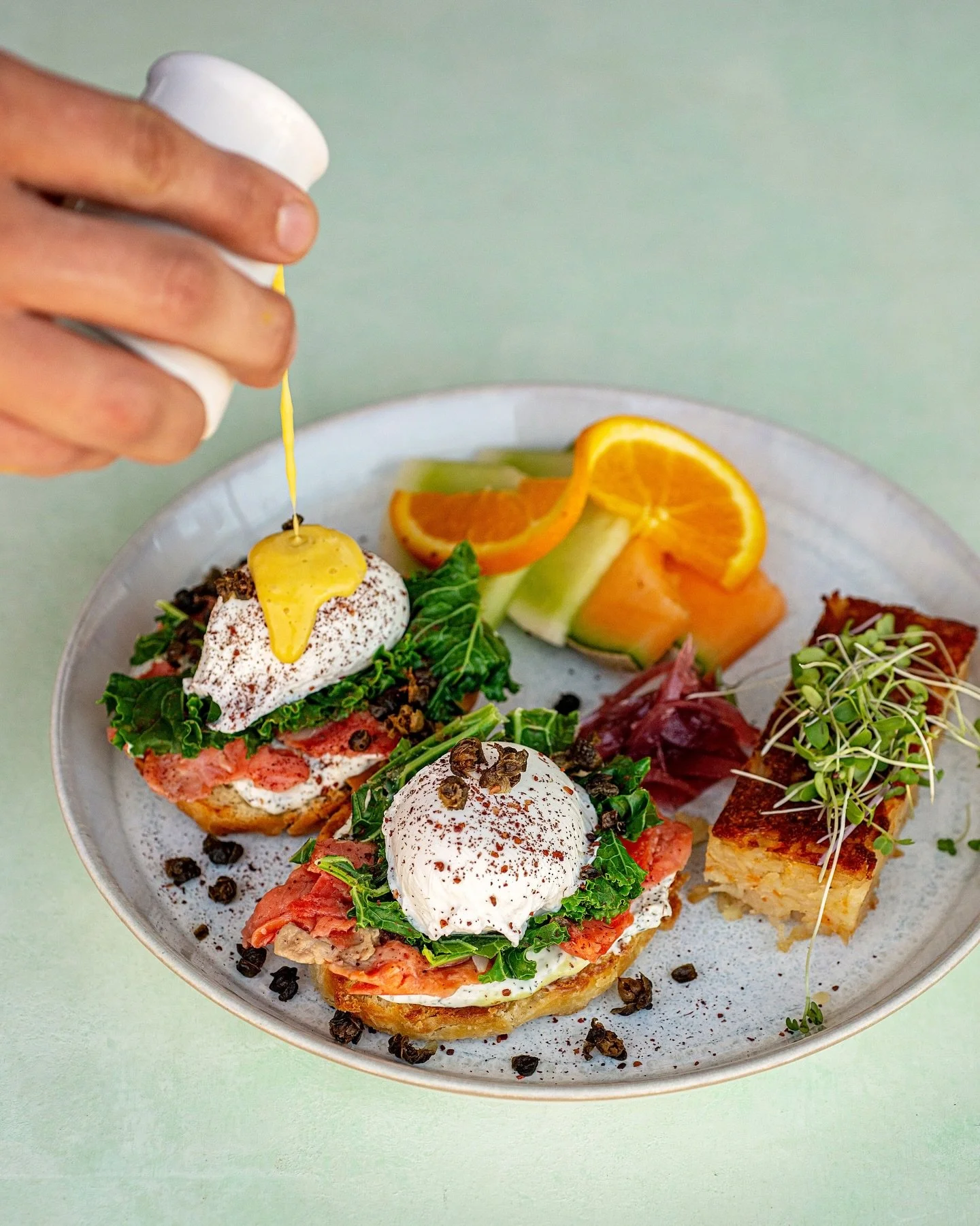 Wild cold-smoked salmon, perfectly poached eggs, dill cream cheese, lemony kale, fried capers, and our hollandaise layered on a toasted English muffin. 🍳

☕ See you for brunch this weekend!

📸 @danikasea 

.
.
.
.
#comox #comoxbrunch #smokedsalmon 