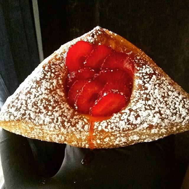 Vegan Strawberries and Cream Danish and Vegan Lemon Ginger Scones at Ugly Duck Coffee this morning! Strawberries from @gandsorchards
.
.
.
.
.
#ROC #rocvegan #rocny #roceats #rocfoodies #rochestervegan #vegandanish #veganroc #veganviennoiserie #vegan