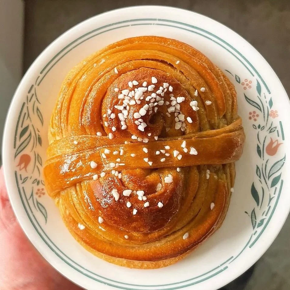 Vegan Cardamom Buns are back at Ugly Duck every Wednesday! Get there!
.
.
.
.
.
#cardamombuns #veganbaking #veganfika #vegan #eatlocal