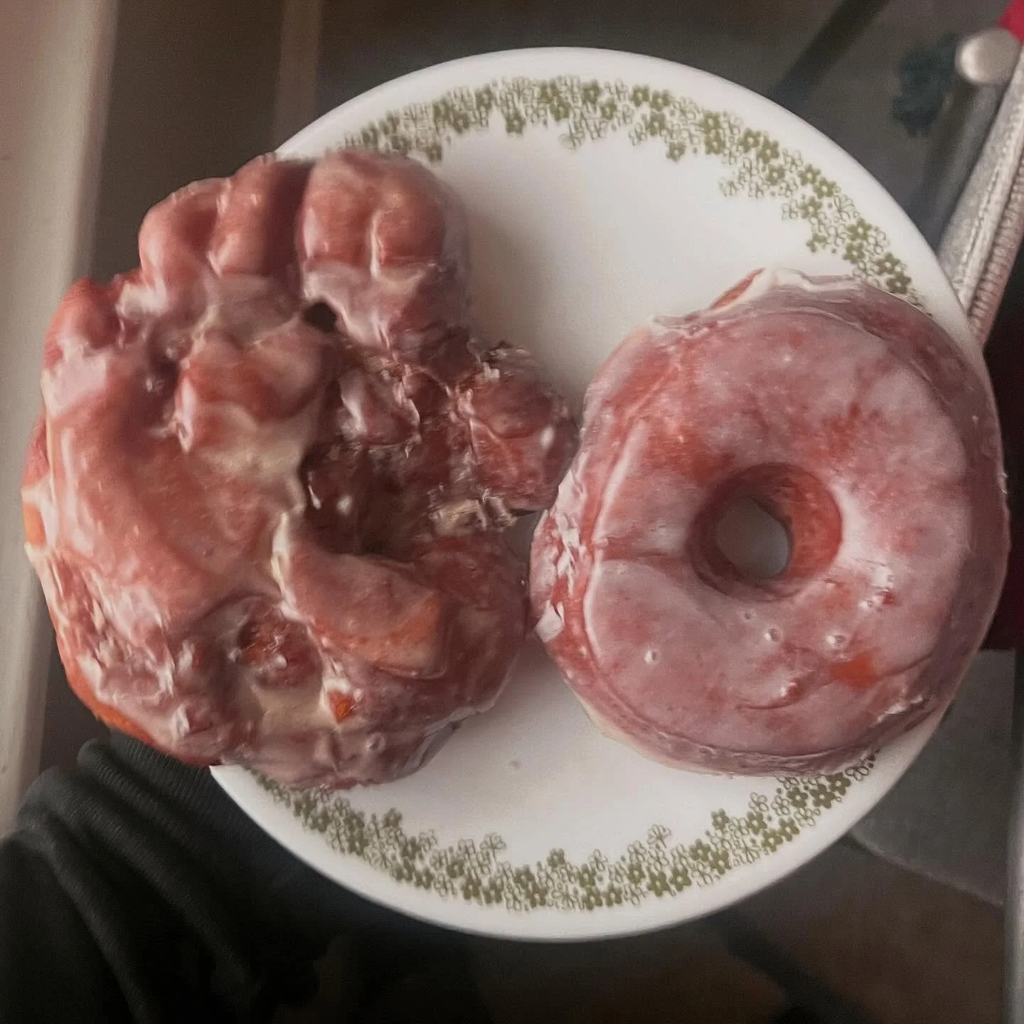 Happy Friday!
Siren and The Sea has vegan donuts! So, many Vegan Donuts! Glazed and Apple Fritters.
PLUS, it&rsquo;s Fritter Friday at Ugly Duck! 
.
.
.
.
.
#doughnuts🍩 #applefritter #vegandonuts #supportlocalbusiness #shoplocal