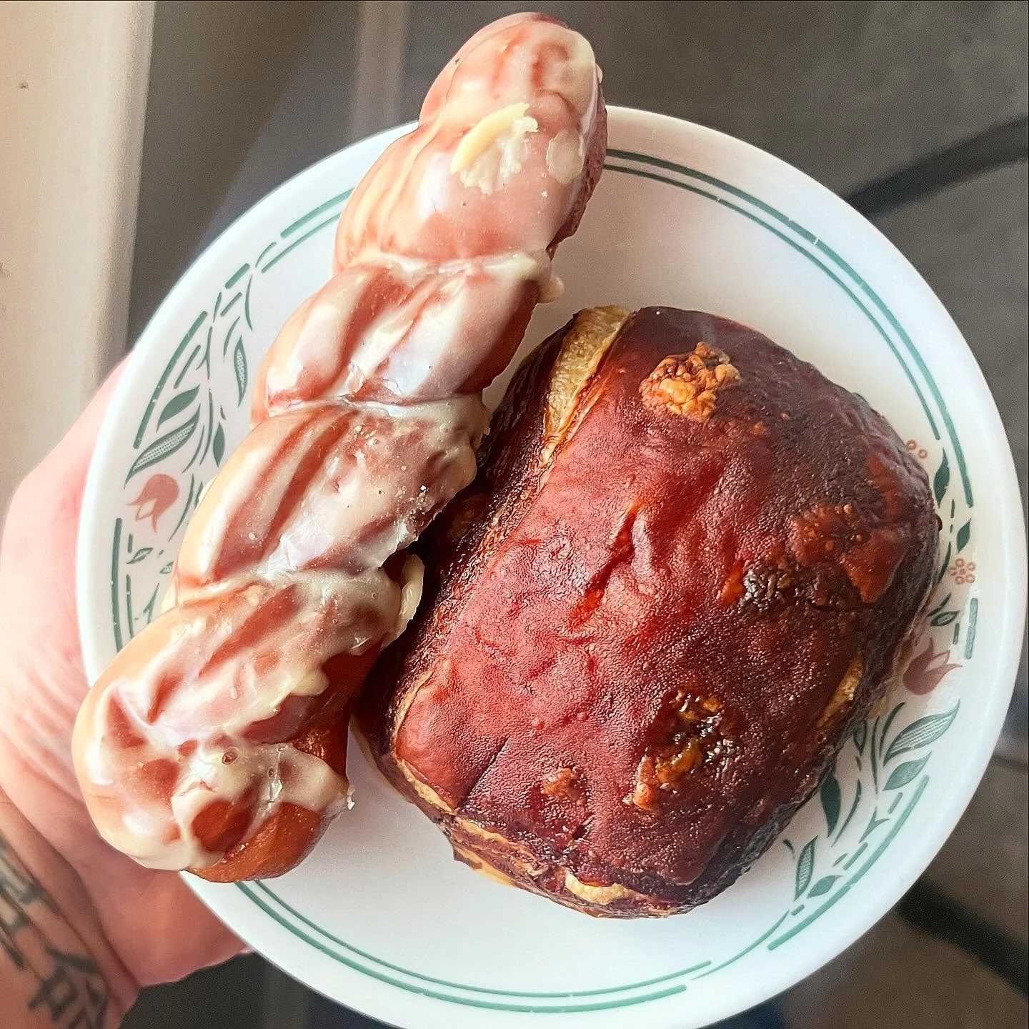 Happy Saturday!
@littlehouse_roc has Vegan Maple Twist Donuts and Smoked Cheddar Pretzel Croissants! Stop over!
.
.
.
.
.
.
#viennoiseries #handlaminated #microbakery #supportsmallbusiness #shoplocal