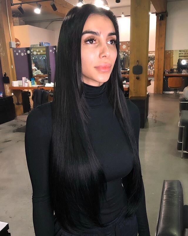 22&rdquo; of pure perfection for this BABE. Using individual keratin flat tips to create this transformation! I couldn&rsquo;t be more obsessed 🖤⁣
⁣
Swipe to see the before! Mind. Blown. 🤯⁣
⁣
I LOVE bonded hair extensions so much because I can cust