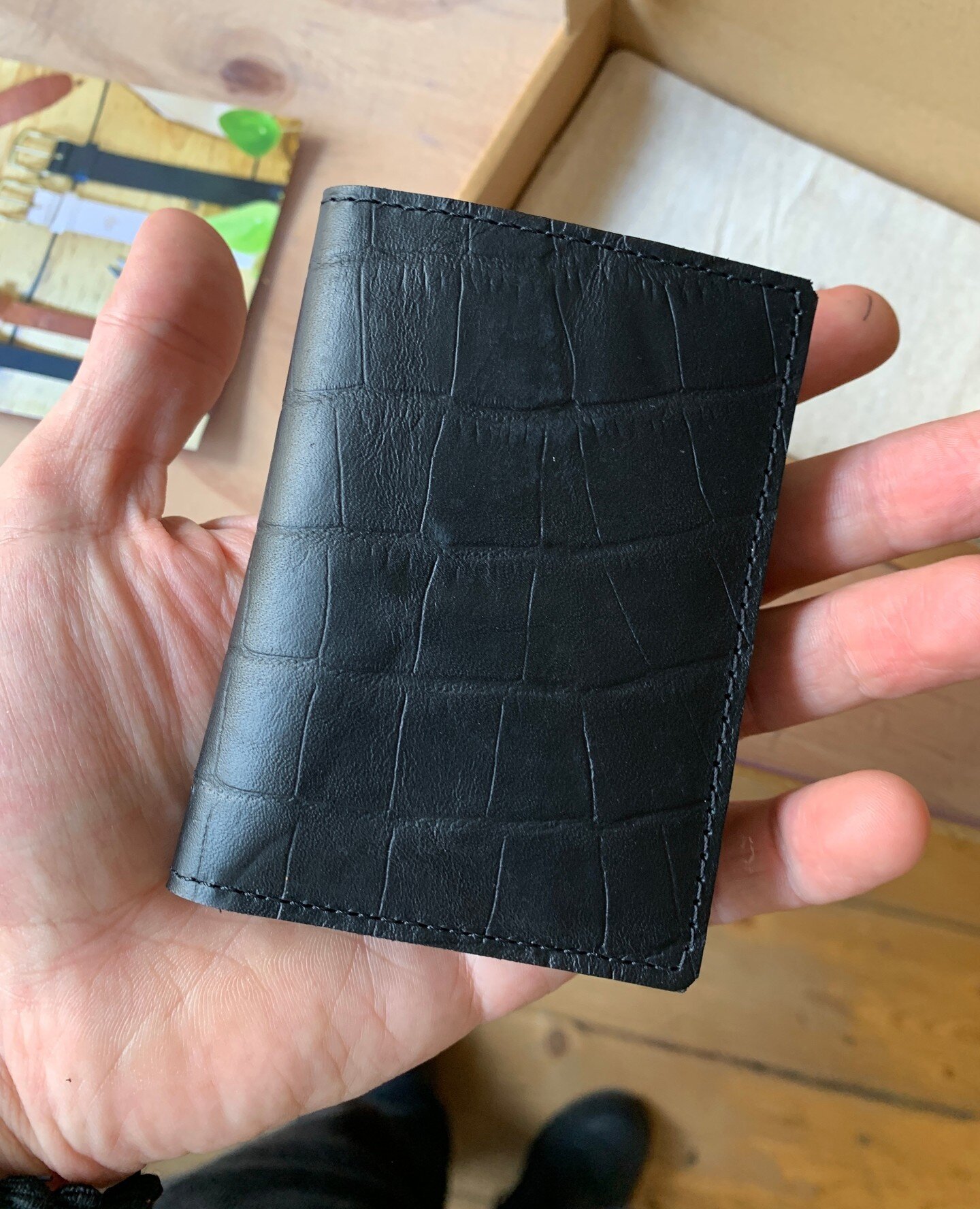 Custom made portemonnaie met krokodillen print 🐊⁠
⁠
#wallet #ambacht #madebyhand #leathergoods #leatherworks #handcrafted #handgemaakt #durable #rugged #denim #lesswaste #supportlocal #lederwaren #handmadeleathergoods #denimlove #duurzaam #amsterdam