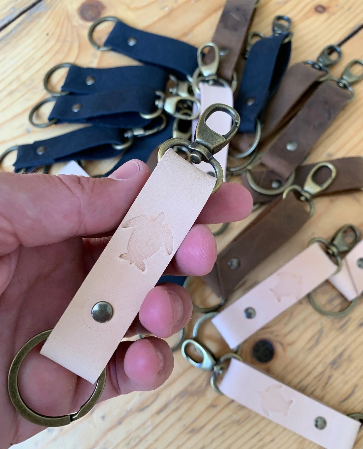 Re-stocked our KIWI keychains! 💪🏻⁠
⁠
Deze sleutelhanger is ge&iuml;nspireerd op de lange snavel van de KIWI, een vogel die zijn neusgaten gebruikt om in de grond te wroeten op zoek naar eten. De KIWI komt alleen voor en is het nationale symbool van