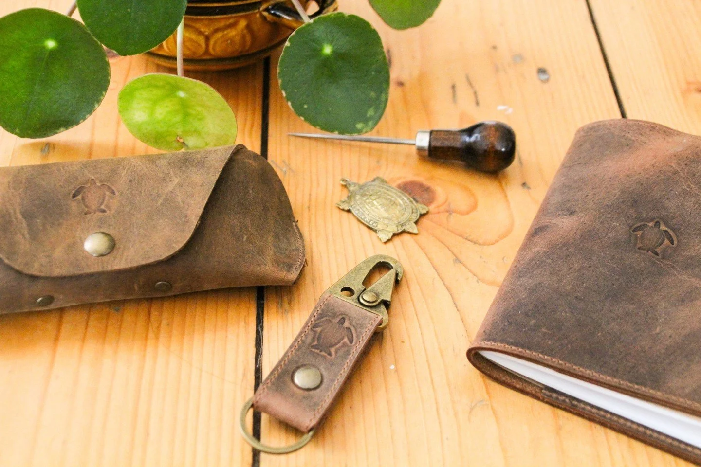 Inspiratie kun je overal vinden... 🍀⁠
⁠
Voor ieder product halen wij inspiratie uit de natuur, hierbij spelen dieren van over de hele wereld een grote rol. Wij gebruiken enkel runderleer van de hoogste kwaliteit afkomstig uit Europa. Het leer behand