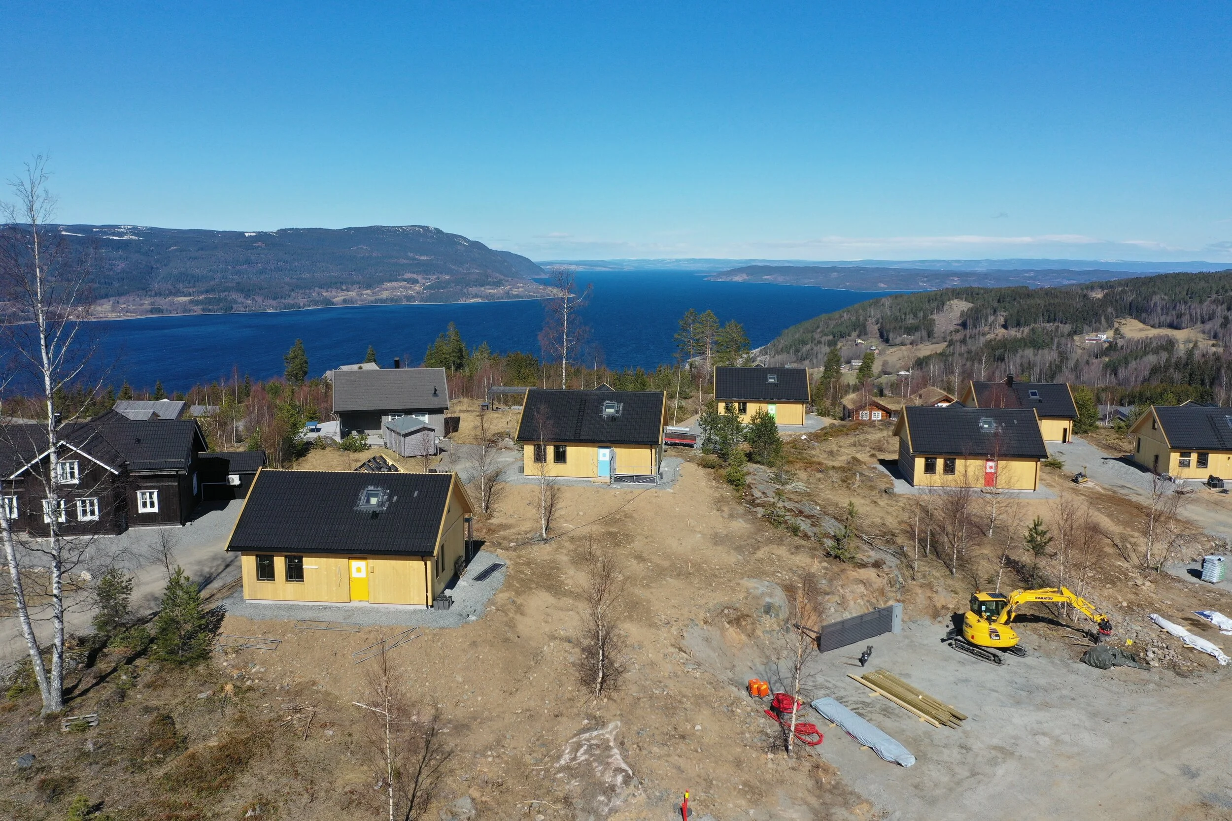 Bilde tatt våre 2020 - hytta som er til salgs har rød dør.