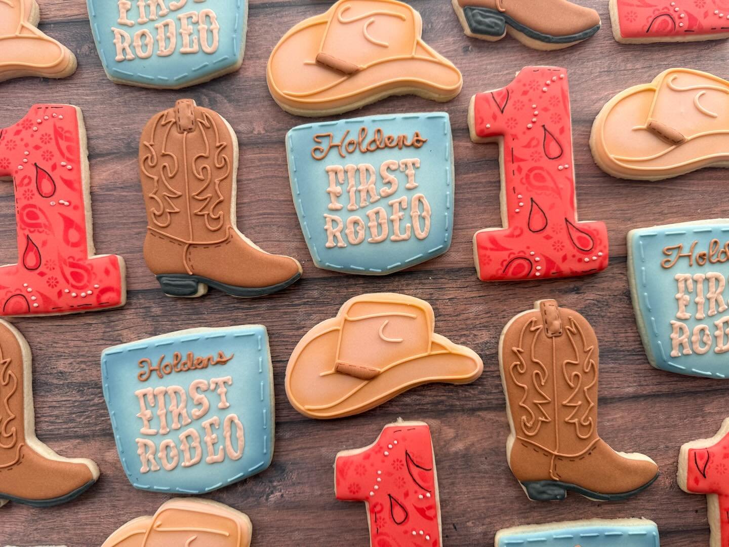 I am super excited to jump back in to customs now that Christmas is over. This set was from before November!