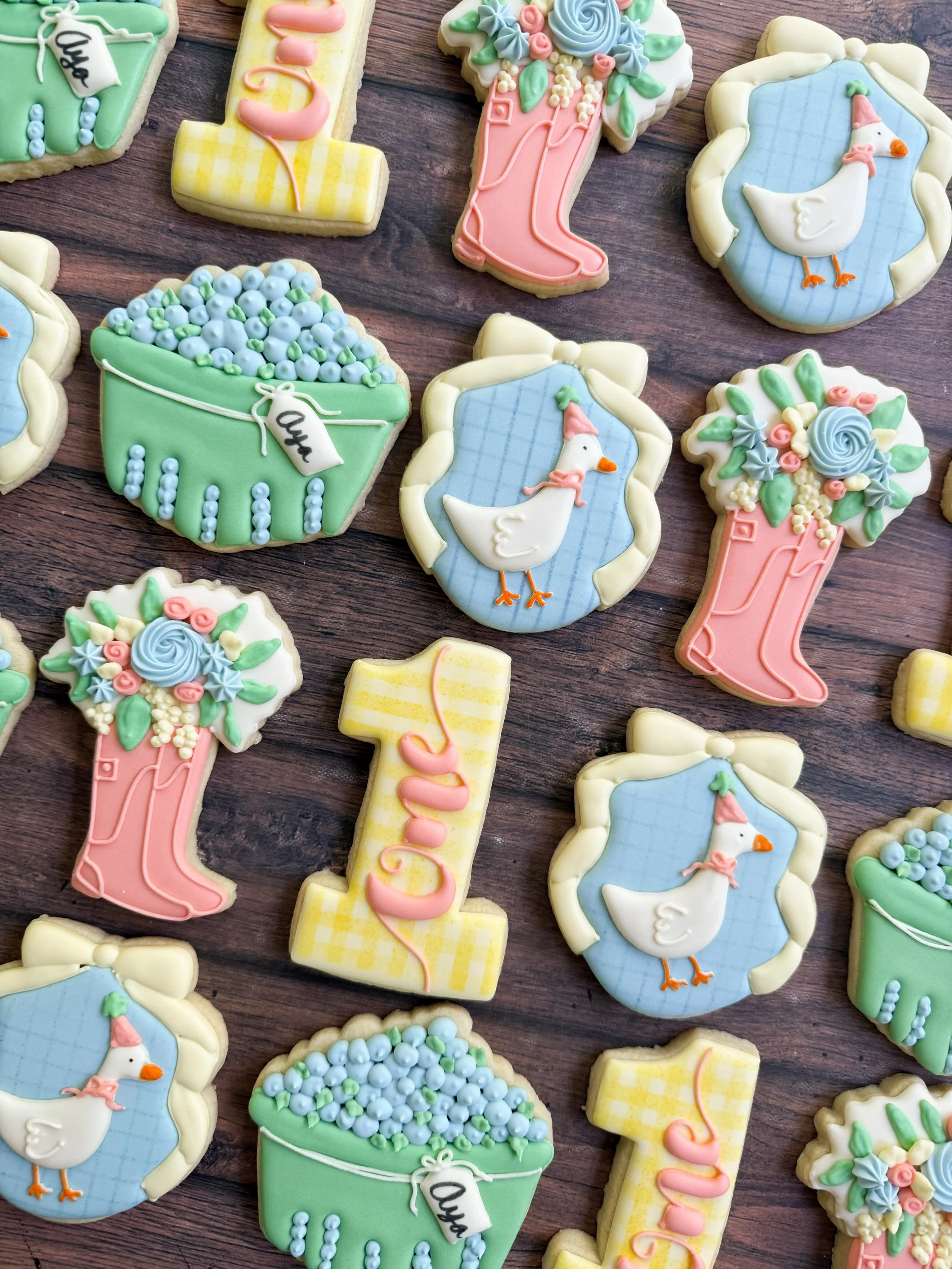 I loved making this set! It&rsquo;s just adorable! 🪿🫐💧💐
#customcookies #goosecookies #farmersmarketcookies
