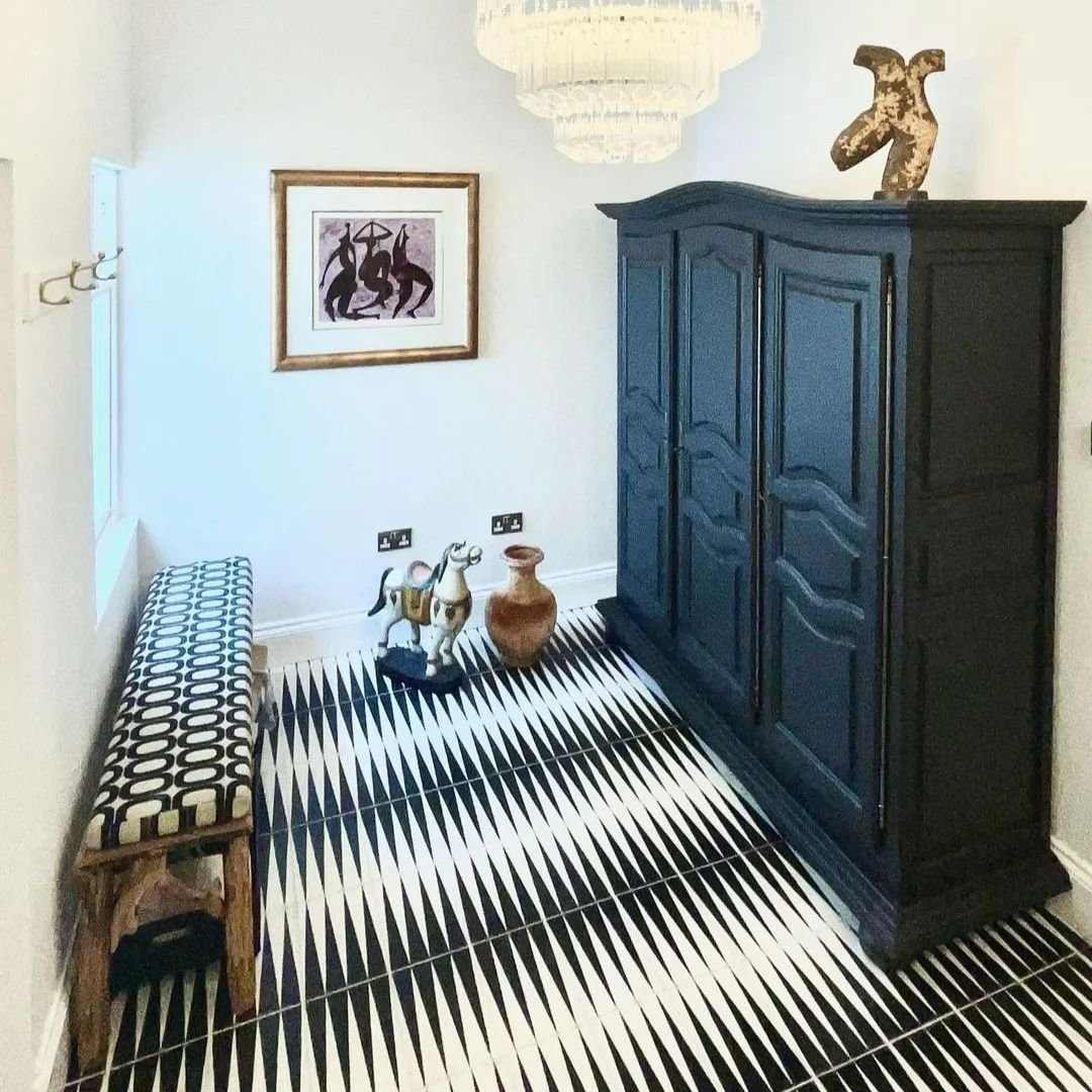 Loved upcycling this vintage wardrobe for a client in Clifton, Bristol. From dark brown wood to this rich elegant Ash black.
I love how an old vintage wardrobe like this can be transformed into such a contemporary piece.

It looks stunning in this ha