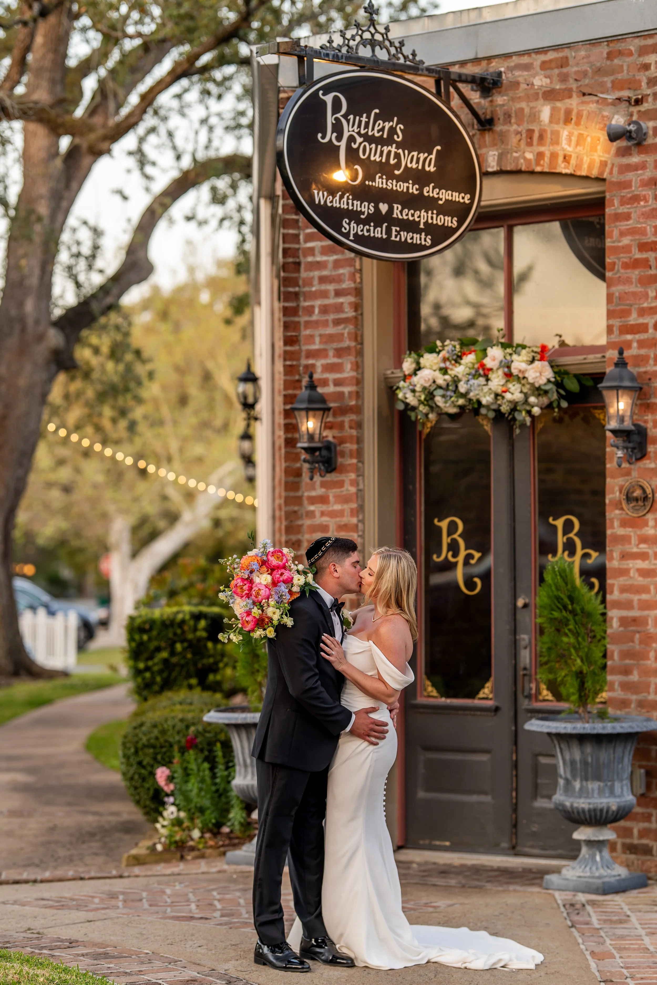 Wedding at Butler’s Courtyard in League City Texas with outdoor ceremony and fall-inspired details
