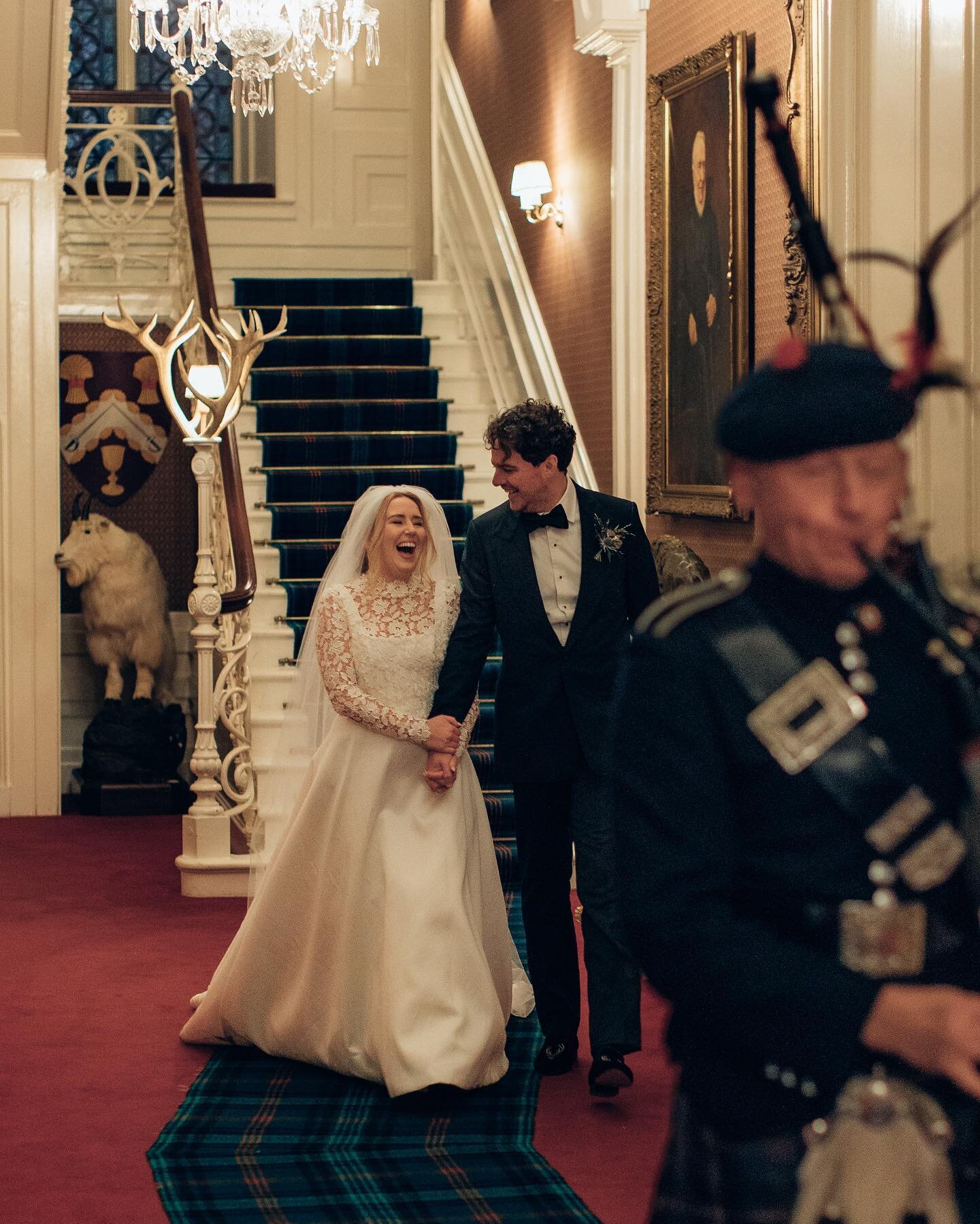 Why not make an entrance to your wedding meal and get piped in! Very fitting when you are getting married in a Scottish castle 🏴󠁧󠁢󠁳󠁣󠁴󠁿

📸: @jkf_man