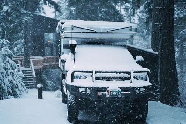 So stoked to spend a snowy evening in the magical @the_klickitat_treehouse! 🌲
.
.
Treat it as you want to be treated.
.
.
.
#searchingforseagulls #ourlandyacht #overlanding #vanlife #toyotatacoma #fourwheelcampers #airbnb #overlandnation #projectvan