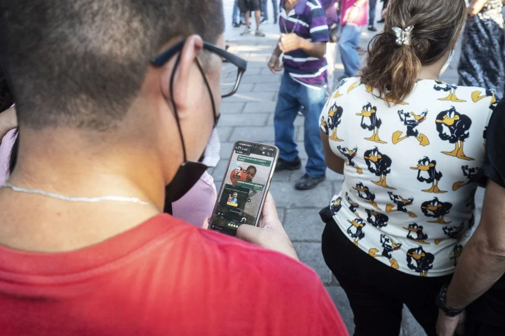  Man recieves a President N.Bukele meme on WhatsApp 