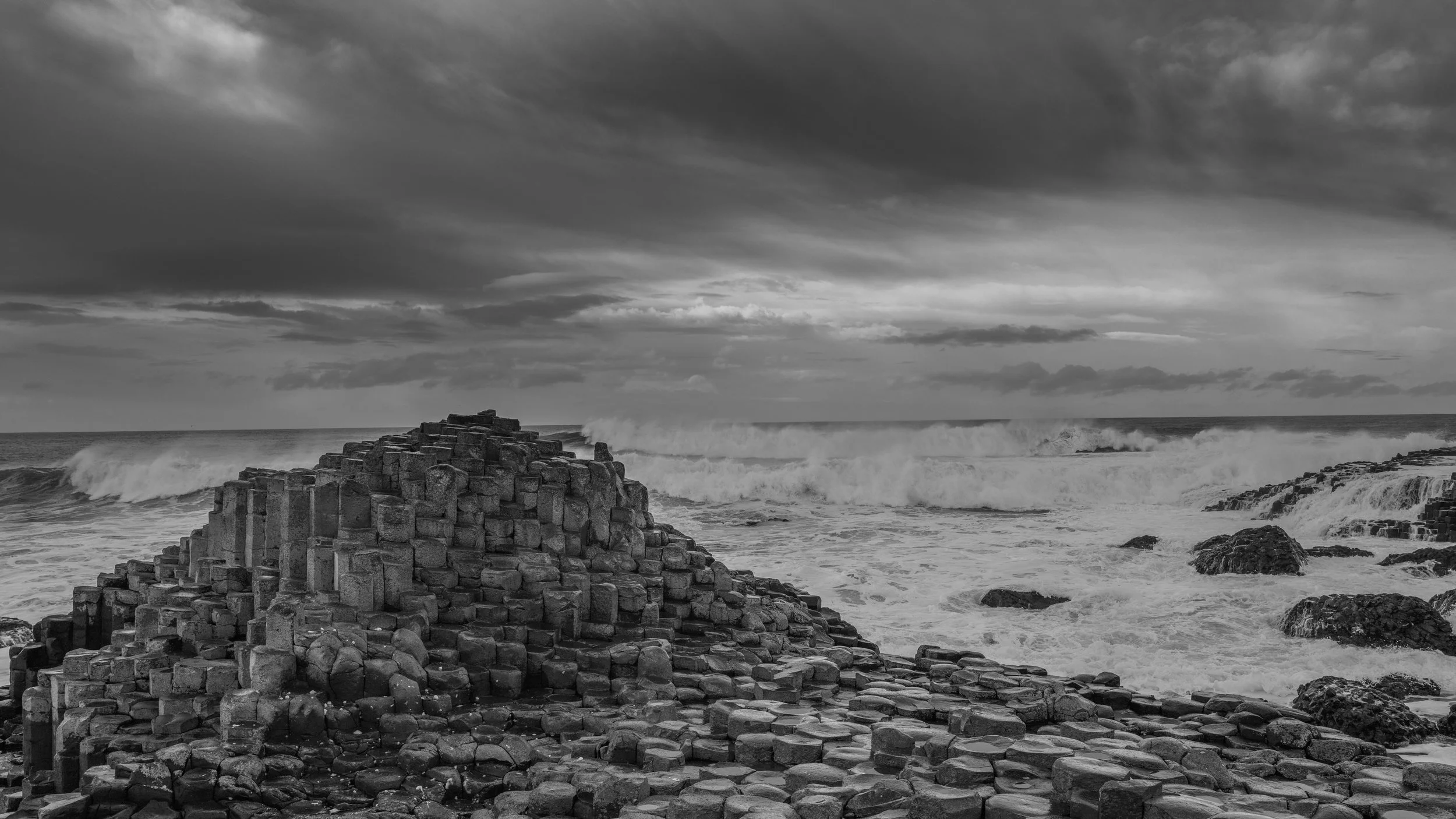 The Power of the Coast: Capturing a Dramatic Giant’s Causeway in Black &amp; White