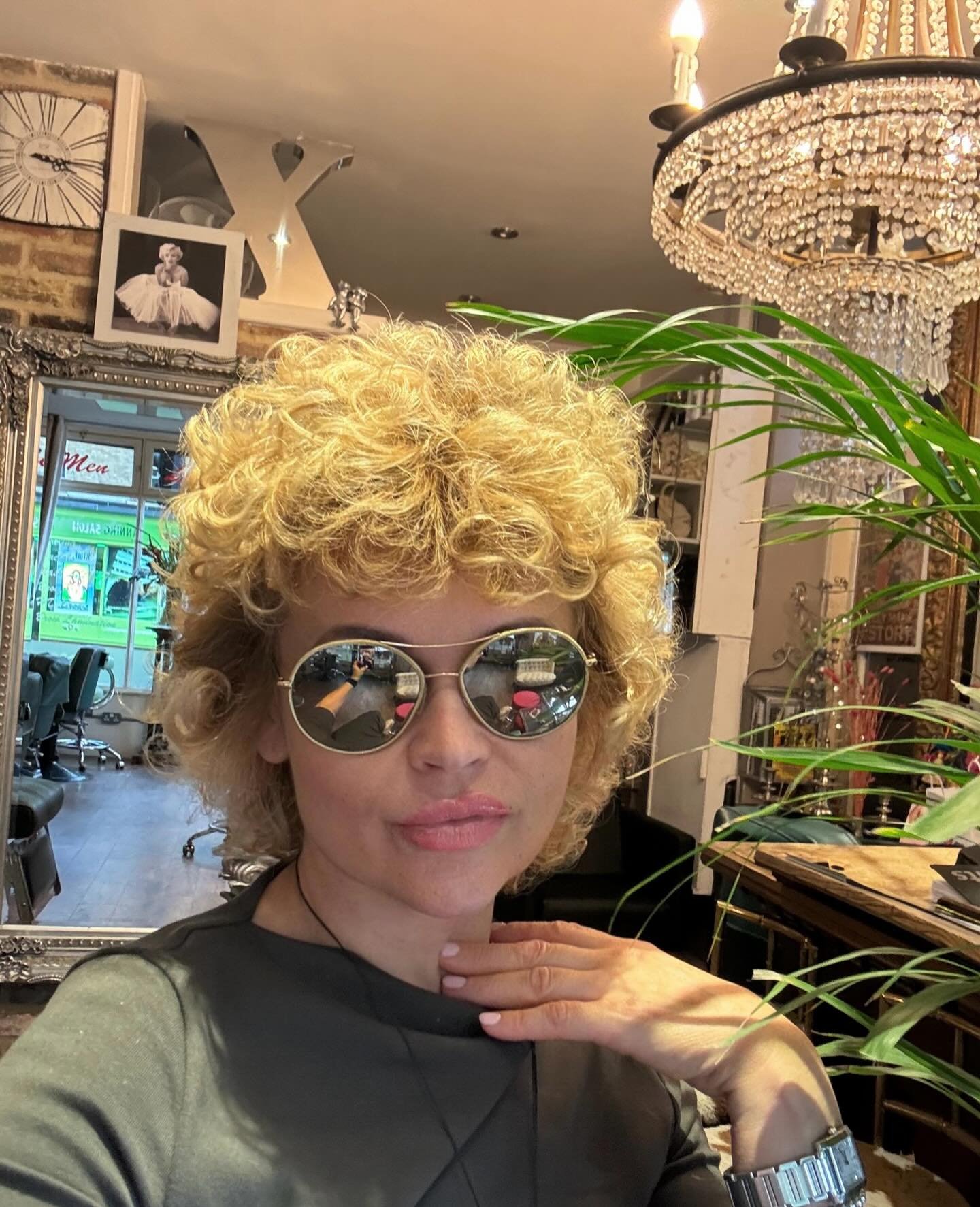 Curly hair ?

Don&rsquo;t:❗️❗️❗️
Don&rsquo;t wash your hair more than once/week.
Don&rsquo;t use anything containing sulfates, usually found in shampoo.
Don&rsquo;t use anything containing silicones, usually found in conditioners and styling products