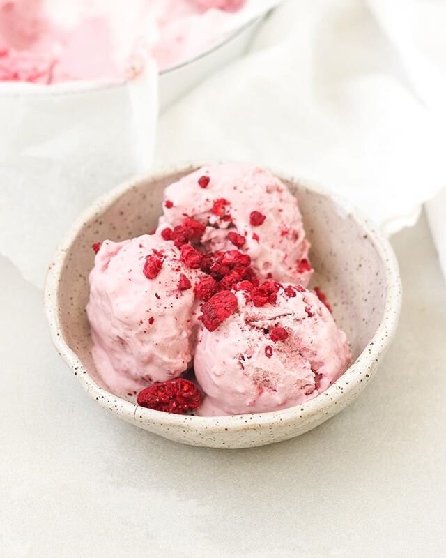 Vegan Raspberry Frozen Yoghurt made with our Raspberry and Chia coconut yoghurt. Healthy, easy and delicious. 😍
Follow the link in our bio for the recipe.