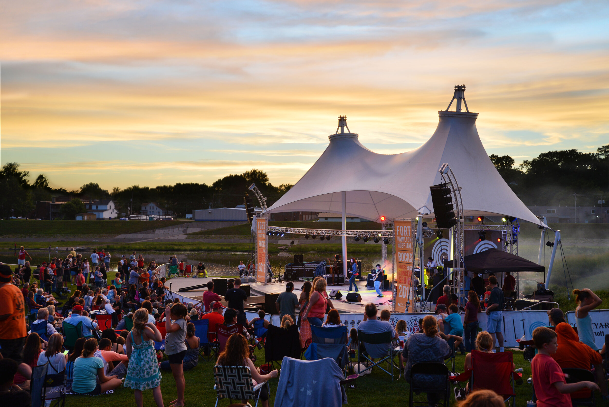 Durante doce semanas en verano, el anfiteatro RiversEdge acoge gratuitamente a grupos musicales de todo Estados Unidos. La Filarmónica del Condado de Butler realiza giras por todo el condado con actuaciones durante todo el año.