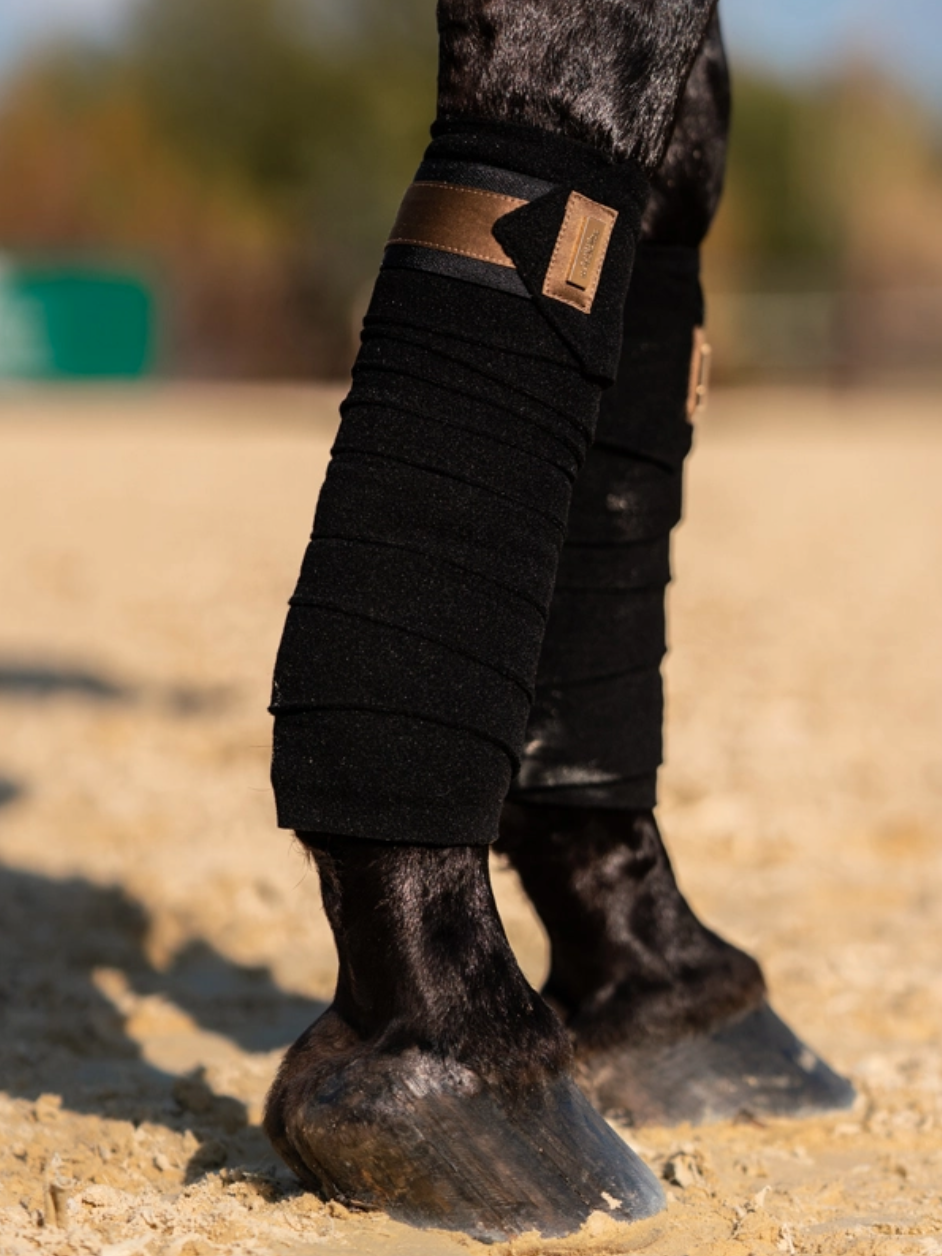 Accessoire équitation Bandages Bandages Polaires (polo Wraps) Equestrian Stockholm - Couleur Black Gold - Neufs Sous Emballage Saddle Pad Accessoire équitation Bandages Bandages Polaires (polo Wraps) Equestrian Stockholm - Couleur Black Gold - Neufs Sous Emballage Saddle Pad