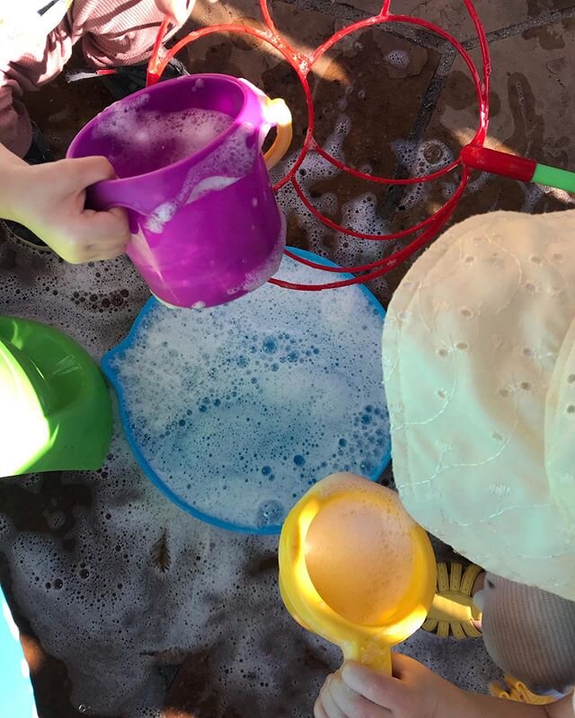 Is it summer yet? 😋🌊☀️ #homedaycare #oaklandbaby #berkeleybaby #kidsatplay  #bayareakids #childcare #kidsplay #rie #reggio #backyard #creativekids #happykids #bayareababy #berkeleyparents #oaklandparents #daycare #eastbaykids #sensoryplay #bubbles 