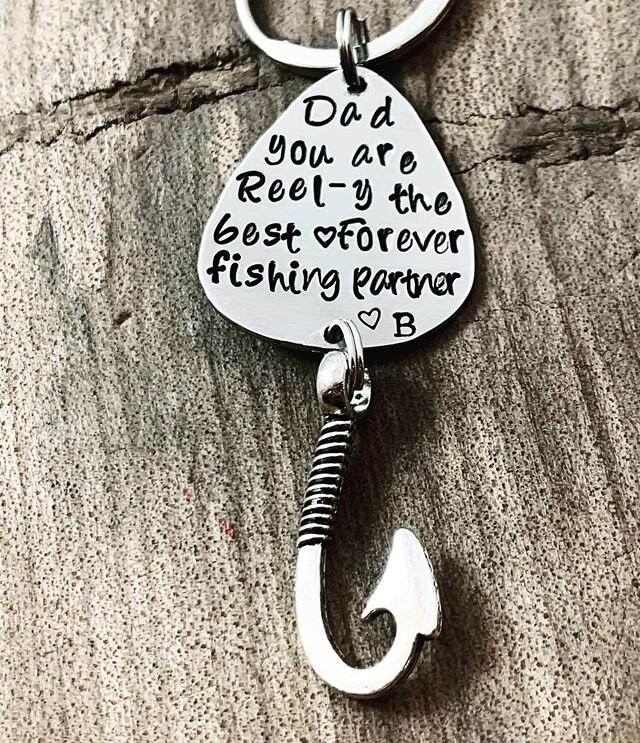 GIFTS FOR HIM🖤
~ custom hand stamped Father&rsquo;s Day gift ideas &bull;
&bull;
#forhim #fishing #fishingparters #dad #fishhooks #keychains #handstampedmetal #shoplocal #featherpointdesigns